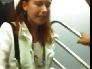 Échec de flash - femme rousse est très fou dans le train a échoué