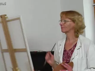 Vieille mamie artiste obtient son jeune modèle de maturité de l'école