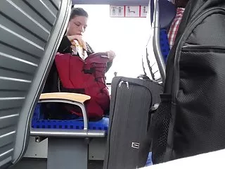 Compilation stars du porno de clignotant de jolie fille en veste sombre 1