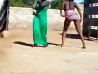 Un riche seigneur de l'amour avec la femme de son majordome, mais un cas approprié, pour arracher la jeune fille de lui jusque-là, n'était pas encore. mais tout fait par hasard la dame elle-même rendu hommage un homme de votre visite, et voici ce noble monsieur n'a commencé perdre de temps, visiteuse n'est pas seulement dans la bouche, selon la noble coutume, mais dans le cul.