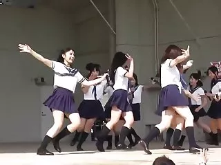 Positions sexuelles du téléchargement de la vidéo cute étudiants japonais de danse porno gynécologue à la réception