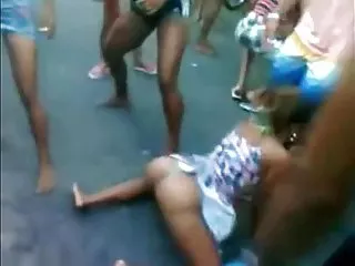 Fragile de la blonde depuis longtemps et demande sa petite amie-une lesbienne lui montrer les charmes de même sexe de l'amour. un beau moment de ta accepte au rendez-vous et avec un mouvement de lécher des miettes entre les jambes. cette s'avère remarquable de l'élève et dans une demi-heure de l'amour de la profession, a déjà fait le plaisir de sa maîtresse, lui caressant la chatte et le cul.
