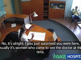L'infirmière Sexy traite des patients dur de bureau le sexe de faux hub