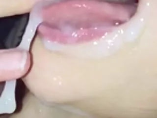Porno ivre collège des étudiants dans le processus de préparation très proche éjaculation dans la bouche sur le visage
