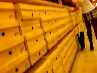 Sans culotte dans le magasin de bottes en vertu d'une jupe avec pas. video porno de jeunes beautés